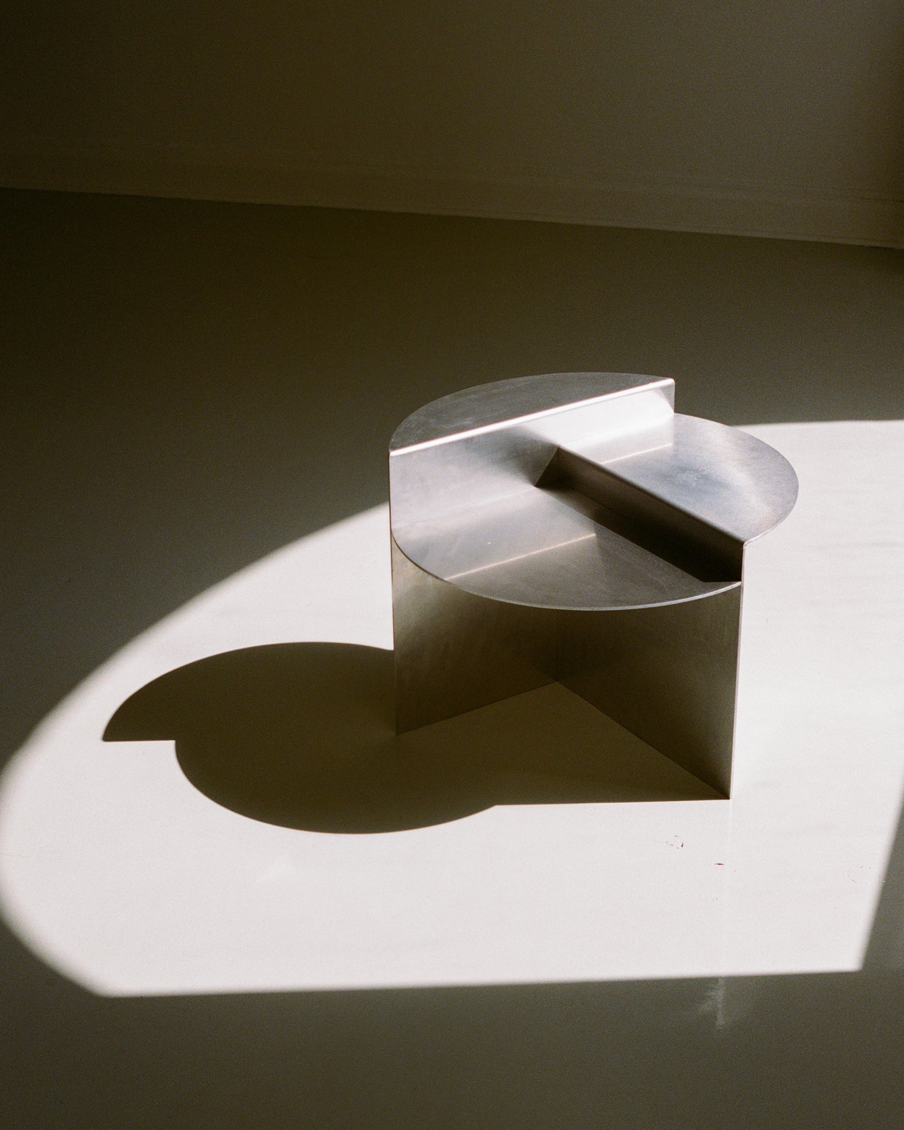 RIVET SIDETABLE